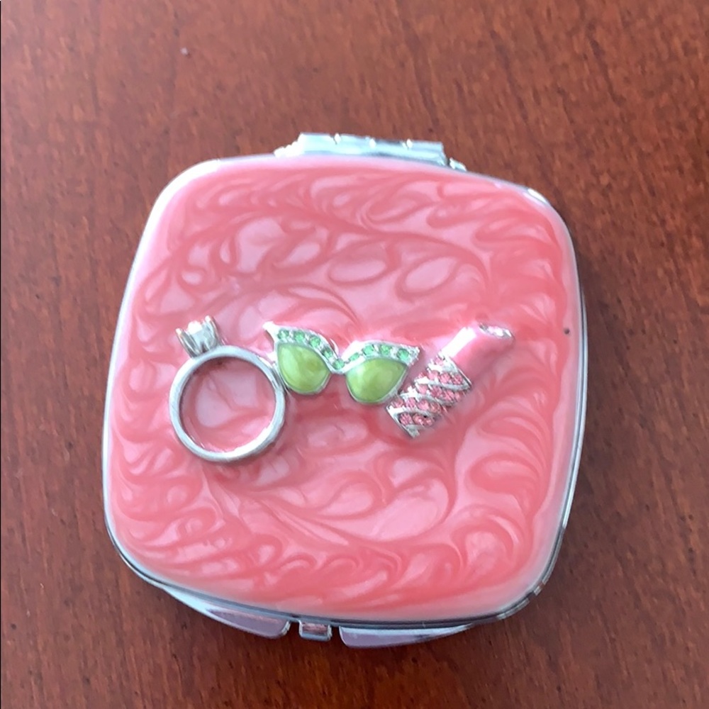 Mirror compact